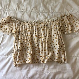Super cute off the shoulder cropped top!
